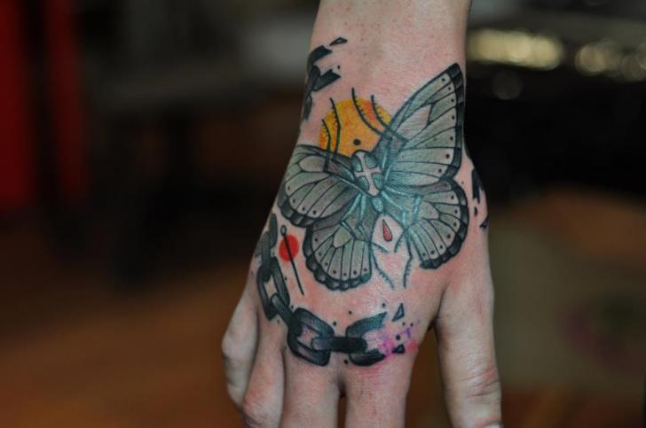 Tatuaje Mano Mariposa Polilla por Mark Halbstark