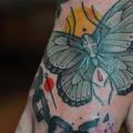 tatuaje Mano Mariposa Polilla por Mark Halbstark