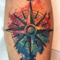tatuaż Ręka Kompas Akwarela przez Endorfine Studio