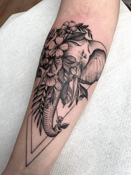 Tatuaje Brazo Flor Elefante Dotwork por Endorfine Studio