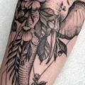 tatuaje Brazo Flor Elefante Dotwork por Endorfine Studio
