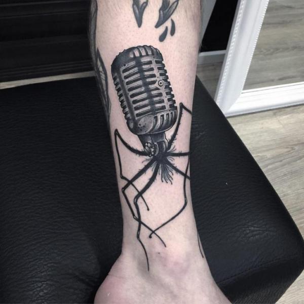 Tatuaggio Braccio Ragni Microfono di Endorfine Studio
