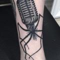 tatouage Bras Araignée Microphone par Endorfine Studio