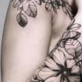 tatouage Épaule Bras Fleur Dotwork par Endorfine Studio