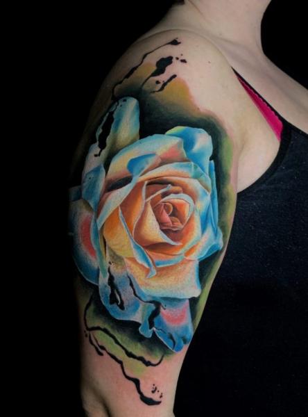 Tatouage Épaule Bras Fleur Rose par Endorfine Studio