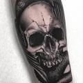 Arm Totenkopf Krähen tattoo von Endorfine Studio