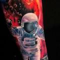 tatouage Bras Astronaute espace par Endorfine Studio