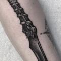 tatouage Bras Dague par Endorfine Studio