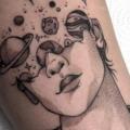 tatouage Bras Tête Dotwork planète par Endorfine Studio