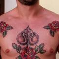 tatuaggio Petto Old School Rose Asso Picche di Endorfine Studio
