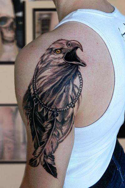 Tatuaje Hombro Realista Águila por Endorfine Studio