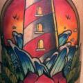 Leuchtturm Oberschenkel tattoo von Endorfine Studio