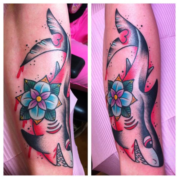 Tatuaje Brazo Old School Tiburón por Alex Strangler