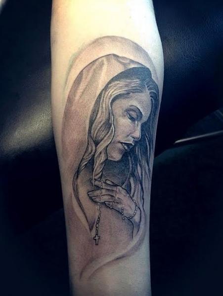 Tatuaje Brazo Religioso por Løkka Tattoo Lounge