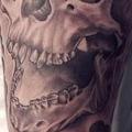 tatuaje Brazo Cráneo Corona por Løkka Tattoo Lounge