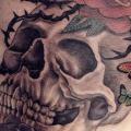tatuaje Flor Lado Cráneo por Løkka Tattoo Lounge