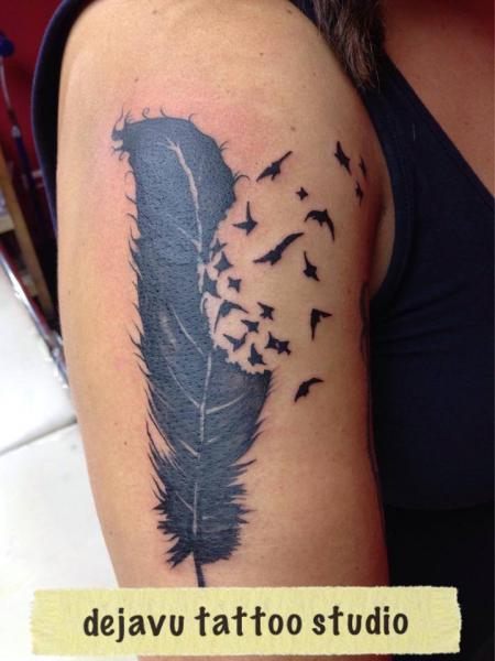 Tatuaggio Braccio Piuma Uccelli di Dejavu Tattoo Studio