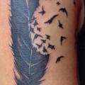 tatuaje Brazo Pluma Aves por Dejavu Tattoo Studio