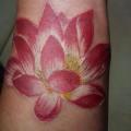 Arm Realistische Blumen tattoo von Dejavu Tattoo Studio