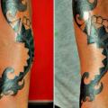 รอยสัก แขน ชนเผ่า โดย Dejavu Tattoo Studio