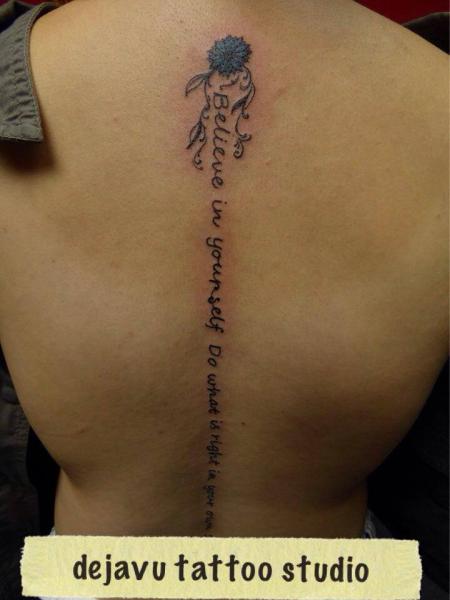 Tatuaje Letras Espalda por Dejavu Tattoo Studio
