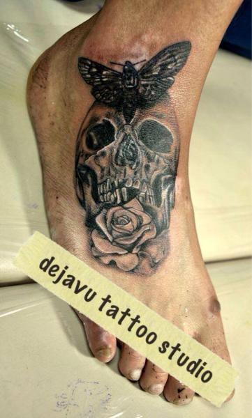 Fuß Blumen Totenkopf Schmetterling Tattoo von Dejavu Tattoo Studio