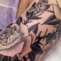 Schulter Arm Blumen Rose tattoo von Marc Nava