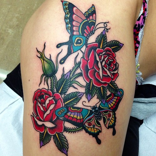 Tatuaggio New School Gamba Fiore Farfalle di Marc Nava