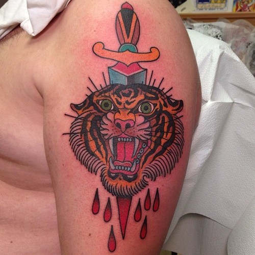 Tatuaje Hombro New School Tigre Daga Sangre por Marc Nava