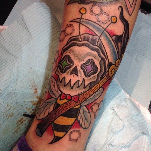 Tatuaje Old School Pierna Abeja por Destroy Troy Tattoos