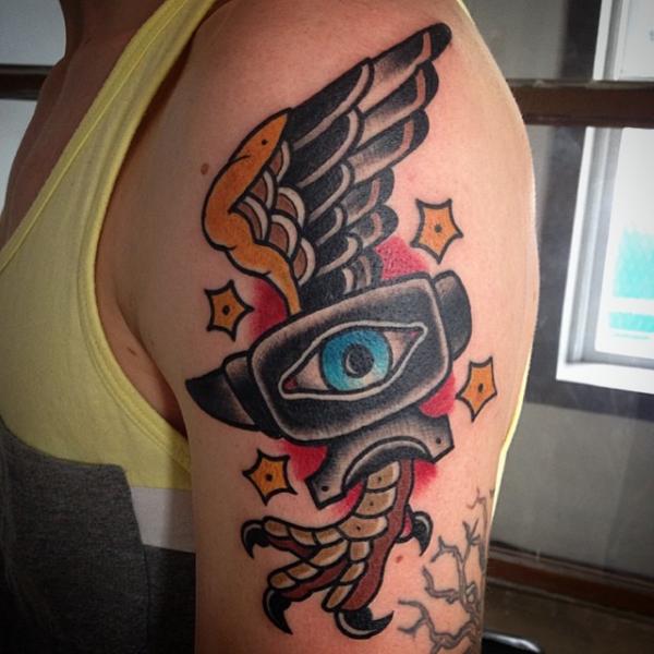 Tatuaje Hombro Old School Yunque por Destroy Troy Tattoos