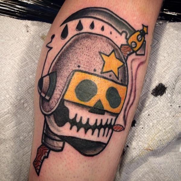 Arm Old School Totenkopf Helm Tattoo von Destroy Troy Tattoos