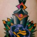Old School Blumen Dolch Oberschenkel tattoo von Destroy Troy Tattoos