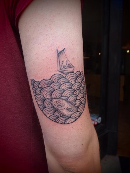 Tatuaje Brazo Dotwork Pescado por Papanatos Tattoos