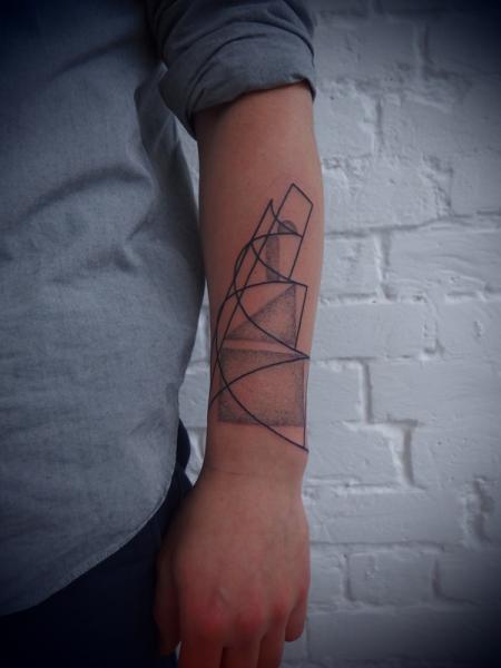 Tatuaje Brazo Dotwork Línea Abstracto por Papanatos Tattoos