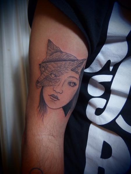 Tatuaje Brazo Mujer Lobo Dotwork por Papanatos Tattoos