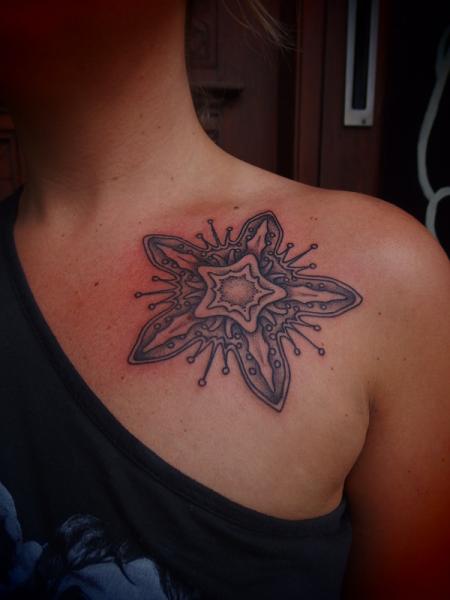 Schulter Blumen Dotwork Tattoo von Papanatos Tattoos