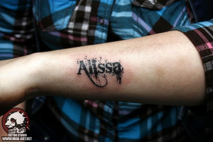 Tatuaje Brazo Letras por Mad-art Tattoo