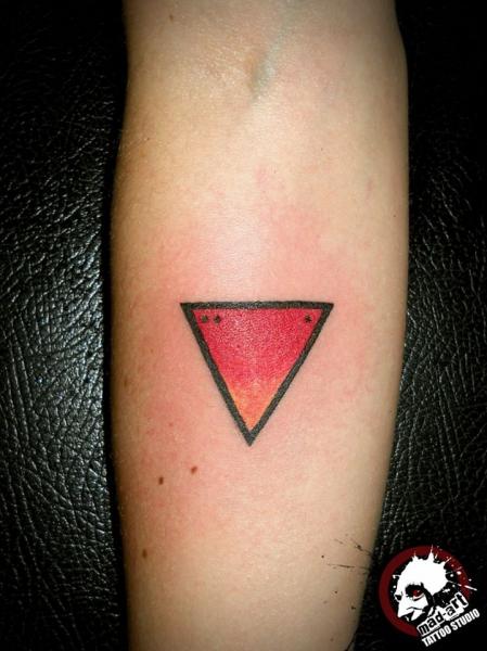 Tatuaje Brazo Triángulo por Mad-art Tattoo