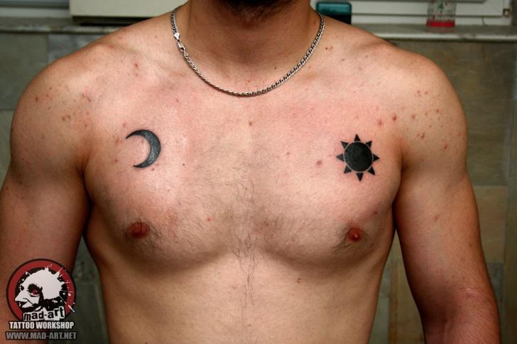 รอยสัก หน้าอก ดวงอาทิตย์ ดวงจันทร์ โดย Mad-art Tattoo