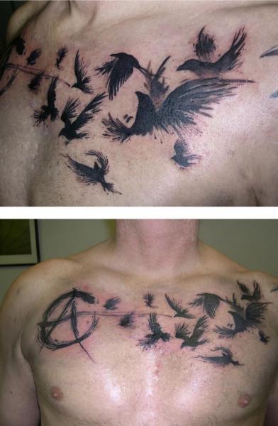 Tatuaje Pecho Pájaro por Obsidian