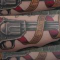 tatuaje Brazo Old School Pistola por Gulestus Tattoo