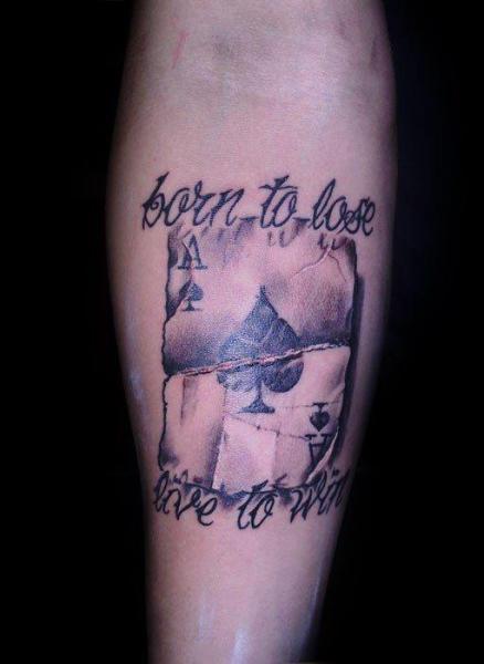 Tatuaje Brazo Realista Letras Hacha Espadas por Gulestus Tattoo