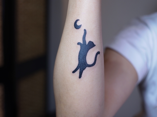 Tatuaggio Braccio Gatto Luna di Daichi Tattoos & Artworks