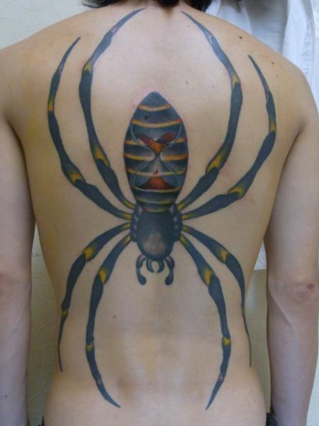 Tatuaje Espalda Clepsidra Araña por Daichi Tattoos & Artworks