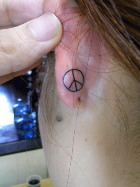 Symbol Ohr Frieden Tattoo von Daichi Tattoos & Artworks