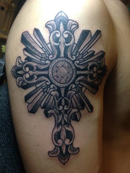 Tatuaggio Spalla Croce di Daichi Tattoos & Artworks