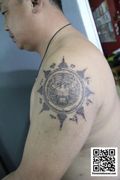 Tatuaje Hombro Tigre por Forevertattoo Studio