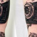 Arm Realistische Kamera tattoo von Da Silva Tattoo