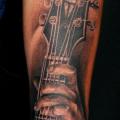 tatuaje Brazo Realista Guitarra por Da Silva Tattoo